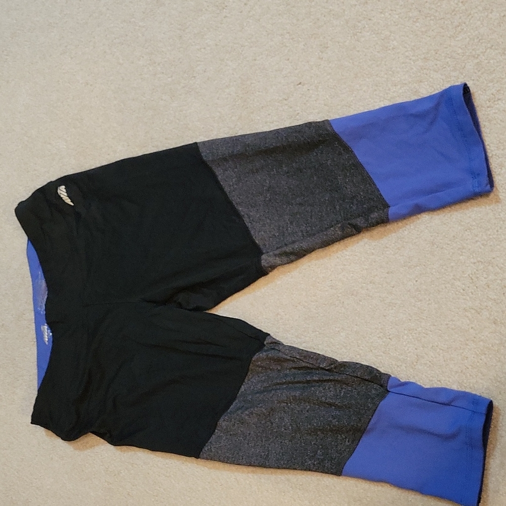 Avia womens athletic capris size medium